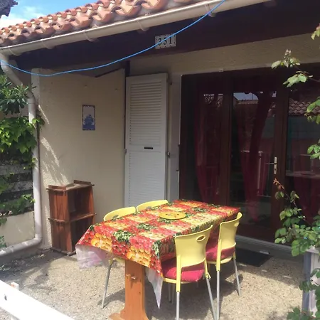 度假居 Pavillon Les Jardins De La 纳博讷普拉日